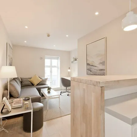Apartment 2 Bedroom In Centre Sleeps 6