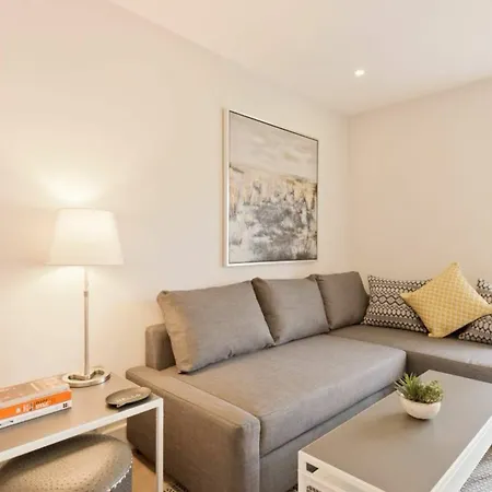 2 Bedroom In Centre Sleeps 6 Apartment *